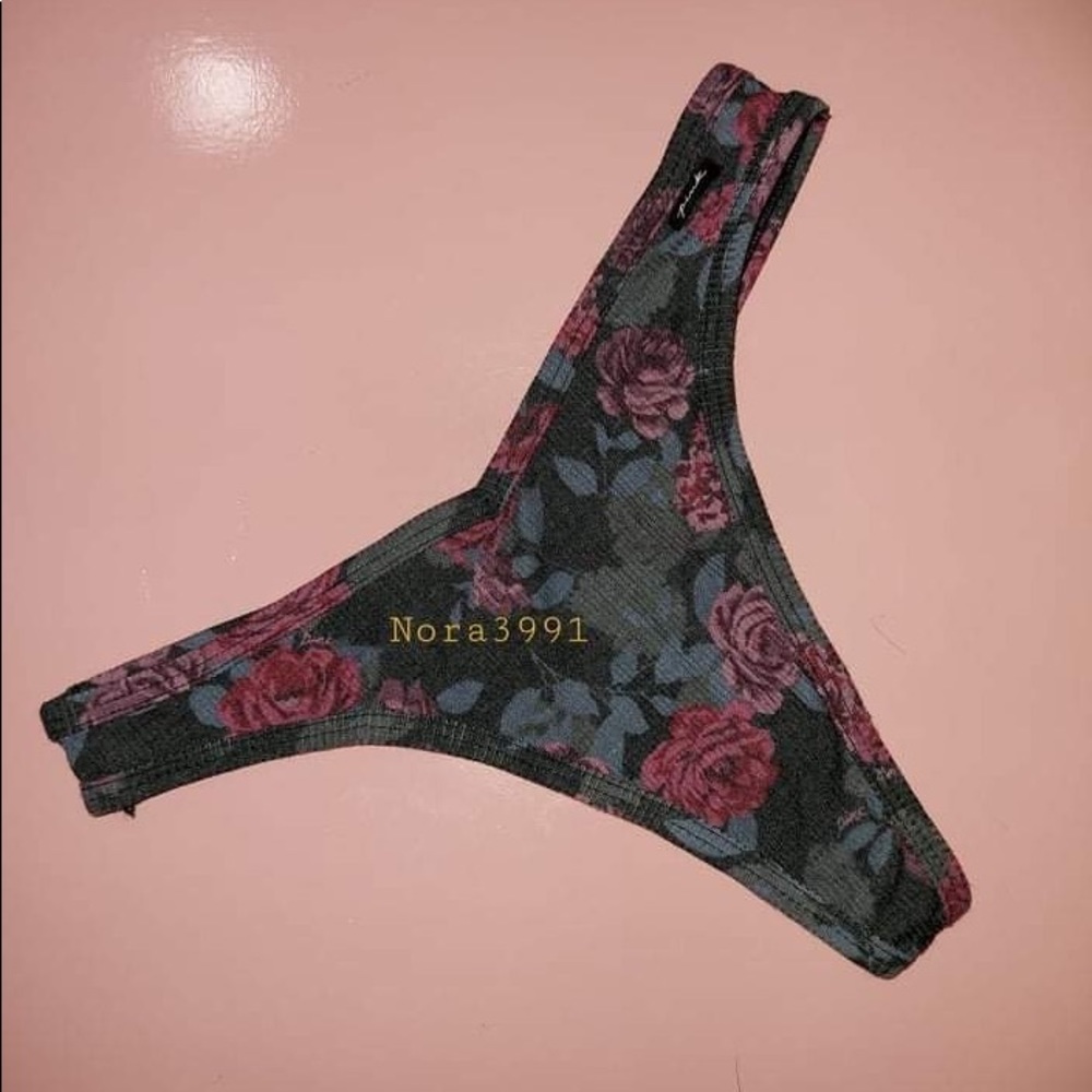 New PINK thong size Medium - Picture 9 of 10